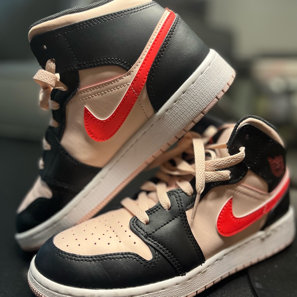 Nike Jordan 1 Mid Women’s 7, Big Kids 5.5
